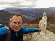 02 Aalla  Madonnina del Costone (1195 m) con vista su Zogno